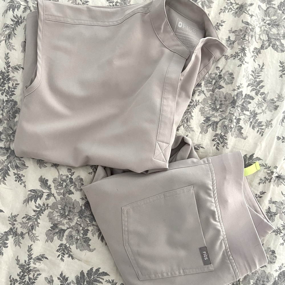 Figs Slate Zamora jogger size S and Figs Slate Rafaela scrub top size XS
